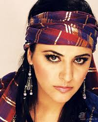 Popçu gülşen'in iç çamaşırıyla sahneye çıkmasının ardından, ünlü şarkıcı hande yener'de giydiği kıyafetle sosyal medyanın hedefi oldu. Hande Yener Ile Demet Akalin In Bu Fotograflari Gorenleri Soke Etti