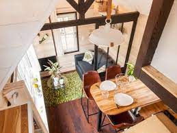 en vendee au milieu d un champ trone une petite roulotte a l apparence traditionnelle mais a l ap logement insolite minuscule maison moderne petite roulotte