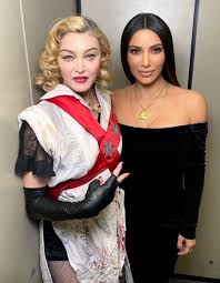 Madonna was inducted into the rock and roll hall of fame in her first year of eligibility. Kim Kardashian E Madonna Posam Juntas E Foto Choca Fas A Gazeta