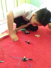Maksud litar  satu sambungan lengkap sumber elektrik (sel) dan beban elektrik (mentol) dengan menggunakan pengalir (wayar) i. Tahun 5 Tajuk Elektrik Sk Sungai Liam Bakong Miri Facebook