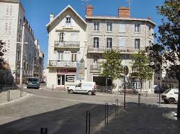A Ceder Cause Changement D Activite Situation Ideale Pour Cet Emplacement Commercial Actuellement Utilise En Salon De Coi Vente Commerce Biarritz Maison Style
