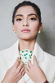 Sonam Has Mastered The Art Of Bringing Together Grace And Glam Together Like None Other We Are Enamoured By Her E Sonam Kapoor Diva Fashion Bollywood Fashion