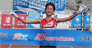 마라톤 선수 이봉주(51)가 2020년 1월부터 복근·허리 부상에 시달리고 있는 것으로 알려졌다. ê¹€ë„ì—° ë§ˆë¼í†¤ ì„ ìˆ˜ ê¶Œì€ì£¼ 21ë…„ë§Œì˜ í•œêµ­ ì‹ ê¸°ë¡ 36ì´ˆ ì•žë‹¹ê¸¸ ìˆ˜ ìžˆì—ˆë˜ ë¹„ê²°
