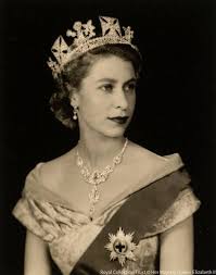 Anul 2012 este unul foarte important pentru anglia, toti ochii vor fi pe acest mic regat si bineinteles pe familia regala, nu ca pana acum nu ar fi fost. Imagini NeÈ™tiute Cu Regina Elisabeta A Ii A In TinereÈ›e Au Incins Internetul