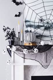 Halloween decorations include pumpkins, skeletons, cobwebs, dim lights and others. 78 Easy Diy Halloween Decorations 2020 Cute Halloween Decorating Ideas