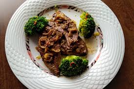 Una di queste è il fegato. Fegato Di Vitello Italiano Con Broccoli