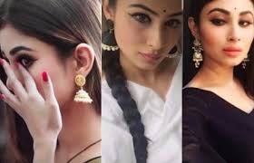 झुमकों की दीवानी हैं 'नागिन' एक्ट्रेस मौनी रॉय, 'सेल्फी' में ऐसे शो करती  हैं अपना 'झुमका स्टाइल'