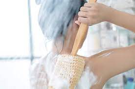 Kulit badan yang menjadi gelap dan belang dapat menurunkan rasa percaya diri kamu saat menggunakan pakaian. Cara Mencerahkan Kulit Dengan Lakukan Gaya Hidup Sehat