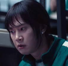 Does anyone have a clear picture of Hyun-ju (120)'s earrings? Or know what  kind they are? I know they're stud earrings (maybe?)) , I'm looking for  more details