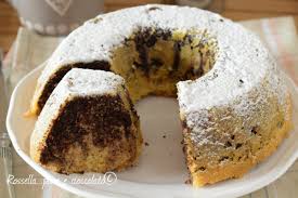 Per preparare la ciambella bicolore senza burro e senza latte mettete in una ciotola lo zucchero e le uova e lavorate con le fruste di uno sbattitore. Ciambellone Senza Burro Alto E Soffice Con Cioccolato