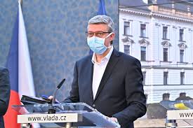 Vláda přistoupila k úpravám opatření, od soboty bude nařízeno další omezení využívání hotelových služeb či kontaktů. Foto Covid 19 Karel Havlicek Rouska Vlada Cr Aktualne Cz