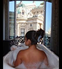 Foto: Nua, Maisa postou fotos em que curte uma banheira e aparece com o  corpo envolto em espuma - Purepeople