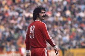 Таким чином у німецького нападника до фіналу було 3 голи (австралійцям, югославам і полякам) плюс ще 10 на попередньому чс і він побив рекорд пеле (12 голів) й зрівнявся з французом жюстом фонтеном (13). Kmwougsnlujukm