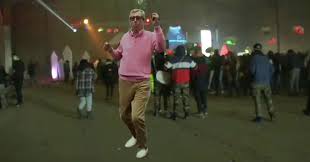 La vidéo de patrick balkany dansant dans la rue à l'occasion de la fête de la musique est devenue virale. Patrick Balkany Etait A La Rave Party Geante En Bretagne