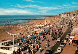 A sunbath or a walk along the beach, playing fun or water sports. Ak Ansichtskarte Knokke Zoute Dijk En Strand Strandpromenade Nr Kc05554 Oldthing Ansichtskarten Belgien Unsortiert