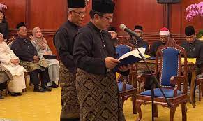 Ketua menteri melaka, datuk seri sulaiman md ali menerima anugerah ijazah kehormat doktor falsafah (phd) dalam bidang pengurusan dari lincoln university college (luc) hari ini. Datuk Sulaiman Md Ali Ketua Menteri Melaka Baharu