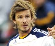 Beckham 2003 codino capelli lunghi beckham nel 2003 con nigel cumberland in ritiro . Foto David Beckham Galleria Immagini Beckham Calcio