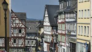 Das sind übungen, bei denen du mit freien gewichten trainierst, einen großen bewegungsradius ausführen und viel gewicht. Wetzlar 7 Sehenswurdigkeiten In Der Goethe Stadt