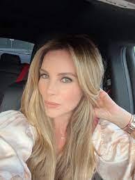 Linda Esten's Instagram, Twitter & Facebook