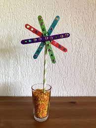 Basteln im frühling macht groß und klein spaß! Fruhlingsbasteln Blumen Aus Holzstabchen Basteln Mit Stabchen Muttertag Basteln Basteln Fruhling Kinder