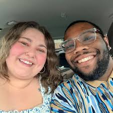 What brand sling bag do you use for the parks? (I don't want a loungefly- I  like it to wrap around the body) TIA