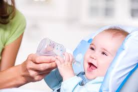It is important to note that children should drink the number of 8 ounce cups of water equal to their age, with a maximum of 64 ounces of water for children over the age of 8. When Can Babies Drink Water And How To Feed It To Them