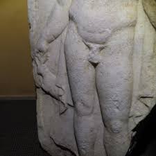 古罗马大理石裸体男性手持野兔或兔子，带来情色解脱。高54厘米。西班牙出口许可证。 - Catawiki