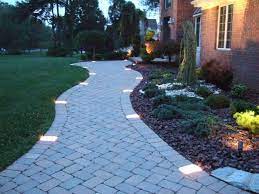 Progettare il vialetto da giardino è come preparare il biglietto da visita per casa propria, un mix di praticità e design d'impatto.ecco i nostri consigli. Idee Per Allestire Il Vialetto Foto Design Mag