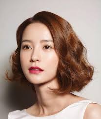 The heavy fringe and the curls at the lower end add a touch of romantic fervor. 30 The Best Korean Short Hair Styles 2020