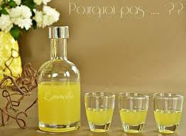 Liqueur Au Citron Est Plutot Le Nom Qui Conviendrait Car Pour S Appeler Limoncello Qui Est Le Nom Depose D Limoncello Maison Limoncello Bouteille De Vin