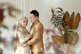 Rancangan busana pengantin yang simpel akan menjadikan tampilan anda anggun. Fotografer Pernikahan Wedding Yogyakarta Indonesia Konsep Foto Prewedding Indoor Tema Modern