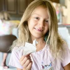 My child, just over here folding origami, reminding me of my mom. 😇 She  makes me so happy. 😍#minime#shegetitfromhermama #shegetitfromhermomma  #origamiart #origamiartist #easylikesundaymorning #fortheloveofdragons