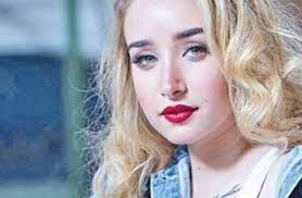 بالرغم من أن الفنان أحمد فهمي نشر صورة لزوجته الفنانة هنا الزاهد وهي ترقد علي فراش المرض بأحد مستشفيات سنغافورة، إلا أن الكثيرين شككوا في حقيقة مرضها خاصة أنهما في فترة شهر العسل. Ø£ÙˆÙ„ Ø¸Ù‡ÙˆØ± Ù„Ù‡Ù†Ø§ Ø§Ù„Ø²Ø§Ù‡Ø¯ ÙÙŠ Ø¹Ù…Ù„ ÙÙ†ÙŠ ÙˆÙ‡ÙŠ Ø·ÙÙ„Ø© Ø´Ø§Ù‡Ø¯ ÙÙ†