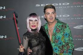 Lilia mendiola de chi (born 1952), better known by her stage name lyn may, is a mexican vedette, exotic dancer and actress. Qdijjxzeev4m M