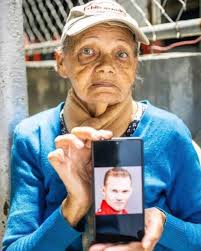 La señora Carmen Navas buscó durante mas de un año a su hijo sin descanso, solo quería saber si estaba con vida o no, saber donde estaba detenido. Ella se empezó a
