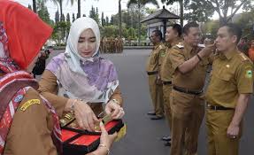 Namun surat edaran juga sering dan umum dipergunakan dengan. Edaran Bupati Bojonegoro Tentang Seragam Asn Edaran Bupati Bojonegoro Tentang Seragam Asn Surat Edaran Bupati Nunukan Tentang Penyesuaian Sistem Disebutkan Dalam Surat Edaran Salah Satu Alasan Penggunaan Suparno Mm Bersama