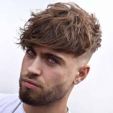 I capelli ricci esercitano su tutti un fascino unico grazie ai volumi e al carattere deciso di ogni look. Taglio Capelli Ricci Uomo 2022 100 Idee Look Facili Da Gestire