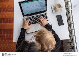 Jeder dritte berufstätige macht das regelmäßig, hat eine repräsentative studie. Frau Mit Kleinem Kind Arbeitet Zu Hause Am Laptop Ein Lizenzfreies Stock Foto Von Photocase