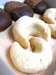 Vous pouvez aussi réaliser ces recettes pour faire de jolies cadeaux gourmands, choisissez des beaux papiers, tissus et rubans pour envelopper ces petits gâteaux et. Petits Gateaux De Noel Allemands Vanillekipferln Et Schokoladen Lekkerli Et Retour Au Moderna Museet Le Salon De The De Nathalie