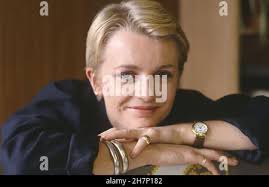 La présentatrice française Sophie Davant et son mari Pierre Sledge posent  alors qu'ils arrivent au 'Village VIP' de Roland Garros lors de l'Open de  tennis français 2005 à Roland Garros à Paris,