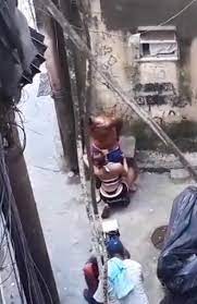 Anita mamando na favela
