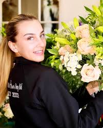 Hi everyone ✨ I've recently had these lovely Branding photos taken of me by  the amazing @facebyjemma Such a great way to see and meet the person behind  the brand! I don't