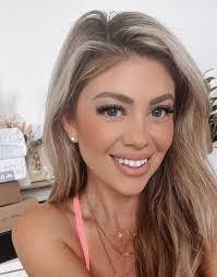 Perla Galarza's Instagram, Twitter & Facebook