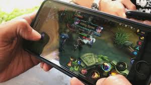 Game ini pernah mengundang kehebohan ketika juli 2017, riot game menuntut moontoon technology karena dianggap melanggar beberapa merek dagang. Ini Alasan Mobile Legends Dipertandingkan Di Sea Games 2019