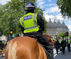 Méchant, méchant, méchant / méchant, méchant, méchant / méchant, méchant, méchant / méchant, méchant, méchant / méchant, méchant. Paris Londres Pourquoi La Police Se Deplace T Elle A Cheval Lepetitjournal Com