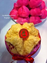 古早味 香橙鸡蛋糕7 材料 鸡蛋5粒糖300g 面粉500g 罐装橙汁半罐多香精1 2tsp 做法 1 鸡蛋和糖用电动打蛋机以4号拌打10min 再以2 号拌打1min 打至乳白色 蛋糊滴落不会散开即可 bakery desserts food