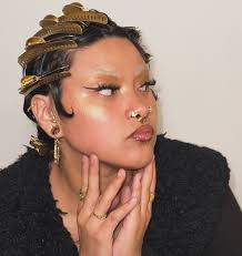 It's the season for bangs and bonnets. Want to make your beanie or bonnet  even cuter, bangs are your answer. 💁🏻‍♀️ If you're not ready to commit to  bangs then I recommend