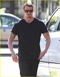 Maybe you would like to learn more about one of these? Rosamund Pike Joel Kinnaman Take The Dive In The Bends Photo 3289350 Joel Kinnaman Rosamund Pike Pictures Just Jared