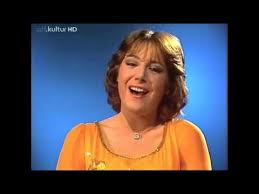 Avec 136 points, elle a gagné le concours, contre 18 autres participants. Eurovision 1977 France Marie Myriam L Oiseau Et L Enfant Youtube