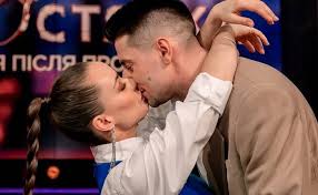 Во время финальной церемонии мужчина сделал предложение руки и сердца главной героине. Holostyachka Aleksandr Ellert Nameknul Na Beremennost Ksenii Mishinoj Trogatelnoe Foto Tv Ua